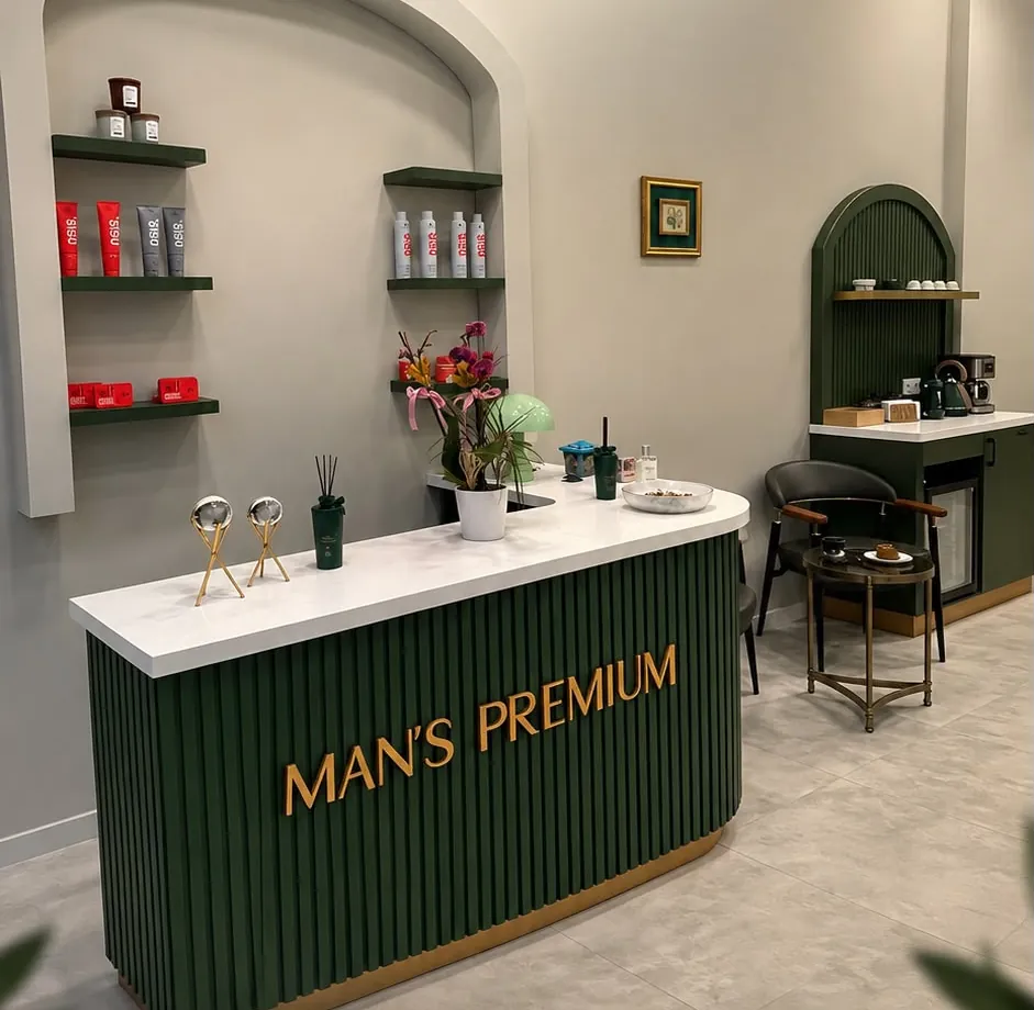Oluklu yeşil resepsiyon tezgâhı, altın harflerle Man's Premium yazısı